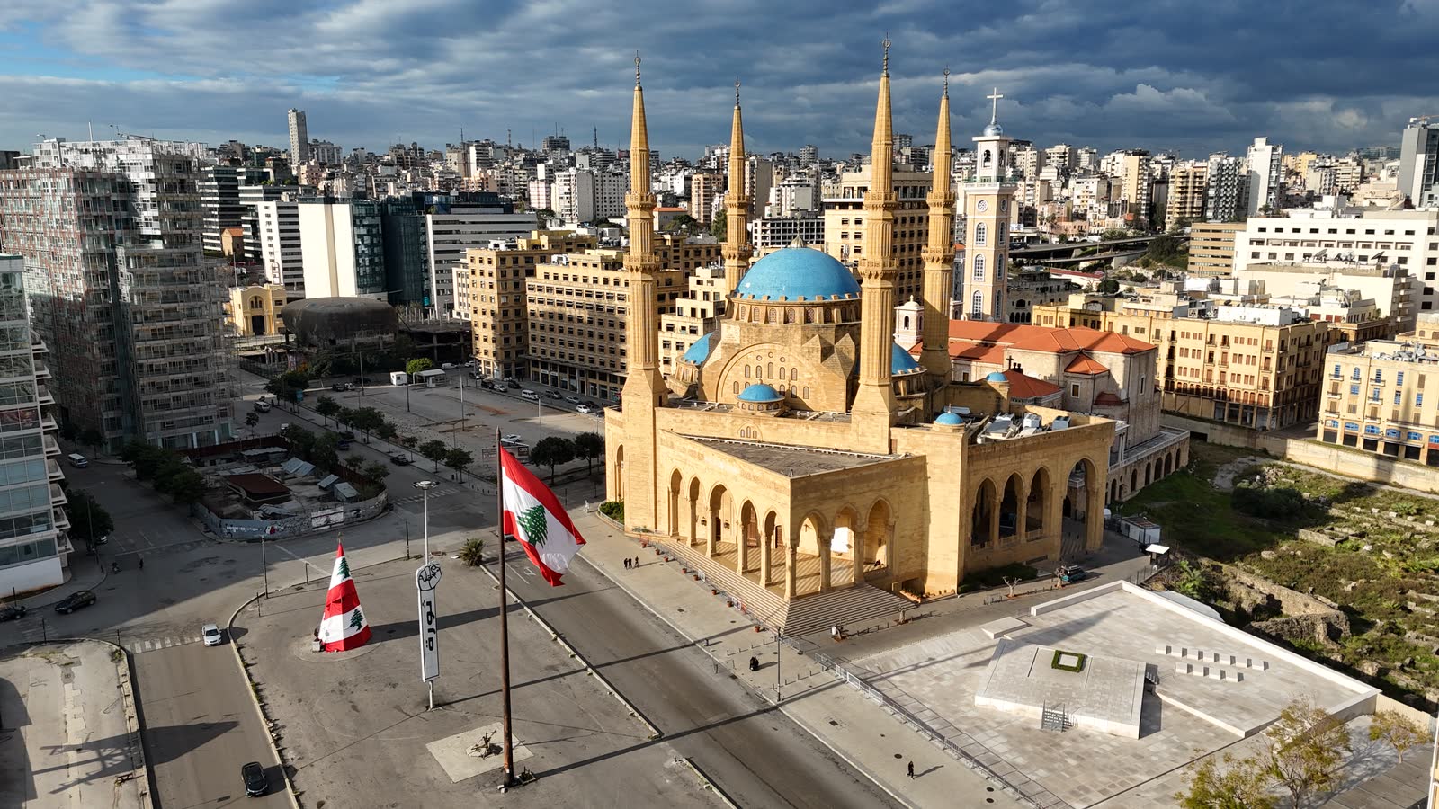 جامع محمد الأمين في وسط بيروت والعلم اللبناني